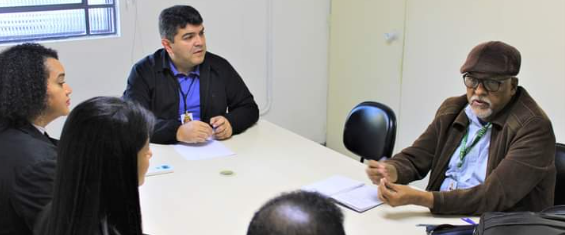 Na foto aparece o Subprefeito Guilherme Henrique com sua equipe técnica em reunião com o professor Djalma Luiz e Daniele Chagas.