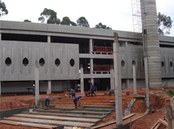 Operários trabalham na obra da Etec Paulistano que deve estar pronta em 2010
