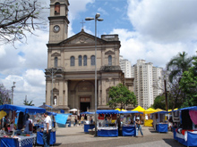 A Feira de Artesanato acontece no Largo da Matriz, aos sábados e domingos, 9 às 17 horas. E conta ainda com barracas de comidas típicas 