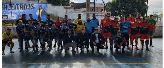 A imagem mostra as equipes finalistas, ao centro da imagem está o Subprefeito Guilherme Henrique e o Supervisor de Esportes, Claudio Roberto.