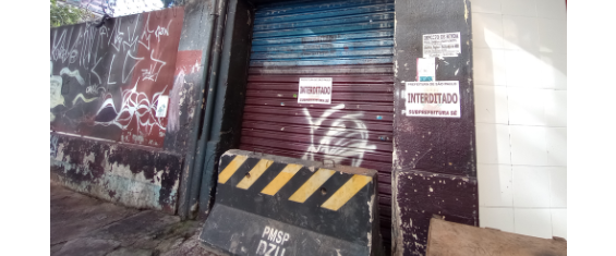 porta fechada com papel escrito interditado