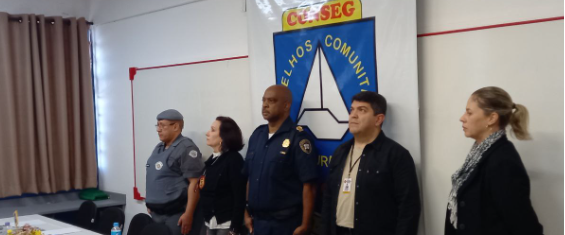 A foto mostra a mesa com as autoridades antes do início da eleição, no momento em que tocava o hino nacional.
