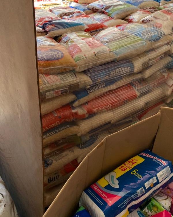 Imagem de vários pacotes de alimentos como arroz e produtos de higiene como sabonete