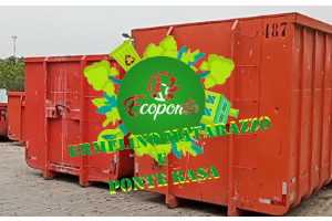 Imagem do post: três containeres laranja com número de identificação em cores pretas, com o logo dos Ecopontos de Ermelino Matarazzo e Ponte Rasa, em verde em frente a eles.