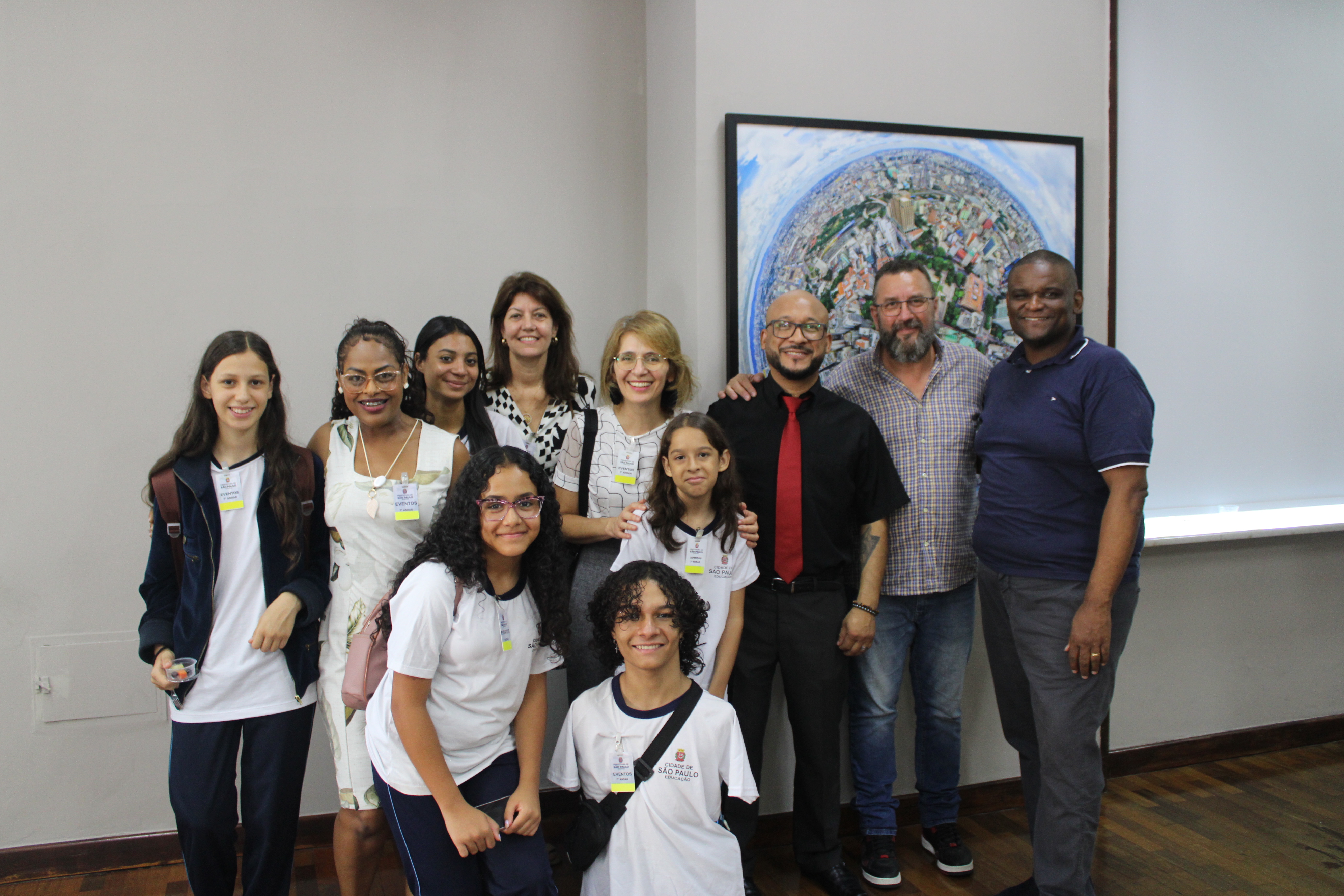 Na foto estão presentes cinco alunos da EMEF Dama Entre Rios Verdes, duas professoras, um professor e o diretor. Ao lado deles está o chefe de gabinete da Subprefeitura. Todos estão sorrindo.