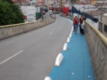 Pedestres caminham sobre a nova faixa no viaduto