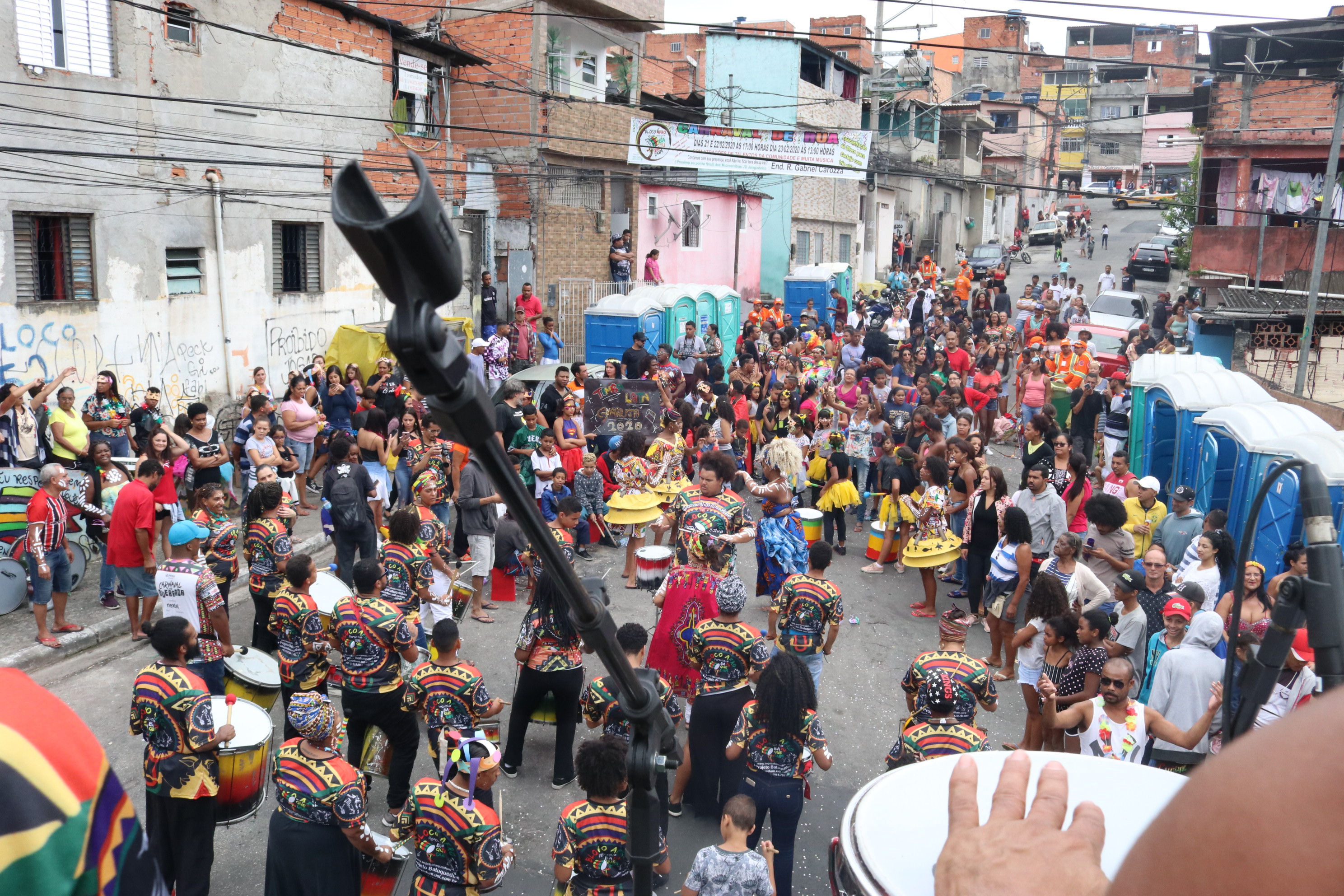 #PraCegoVer - Em vista panorâmica, foliões se divertem