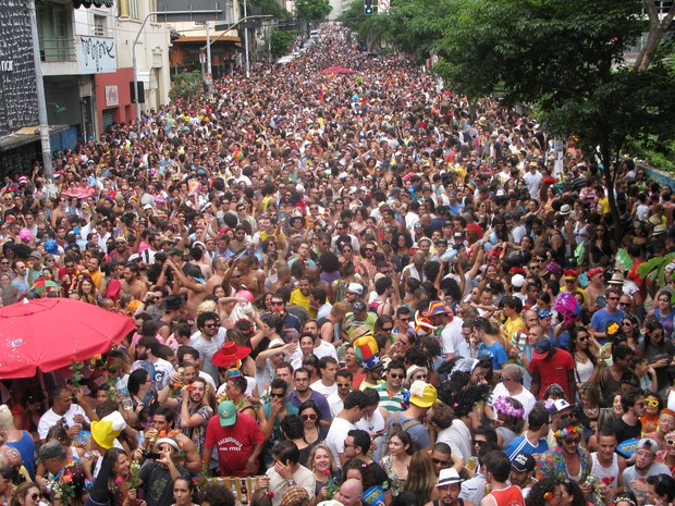 Multidão em bloco de carnaval
