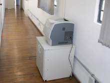 Uma impressora localizada em cada andar para atender todos os funcionários e setores
