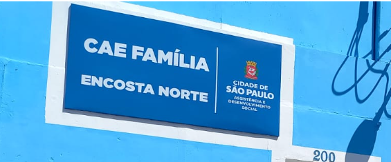 Na imagem mostra a placa do novo Centro de Acolhida para Famílias no Encosta Norte.