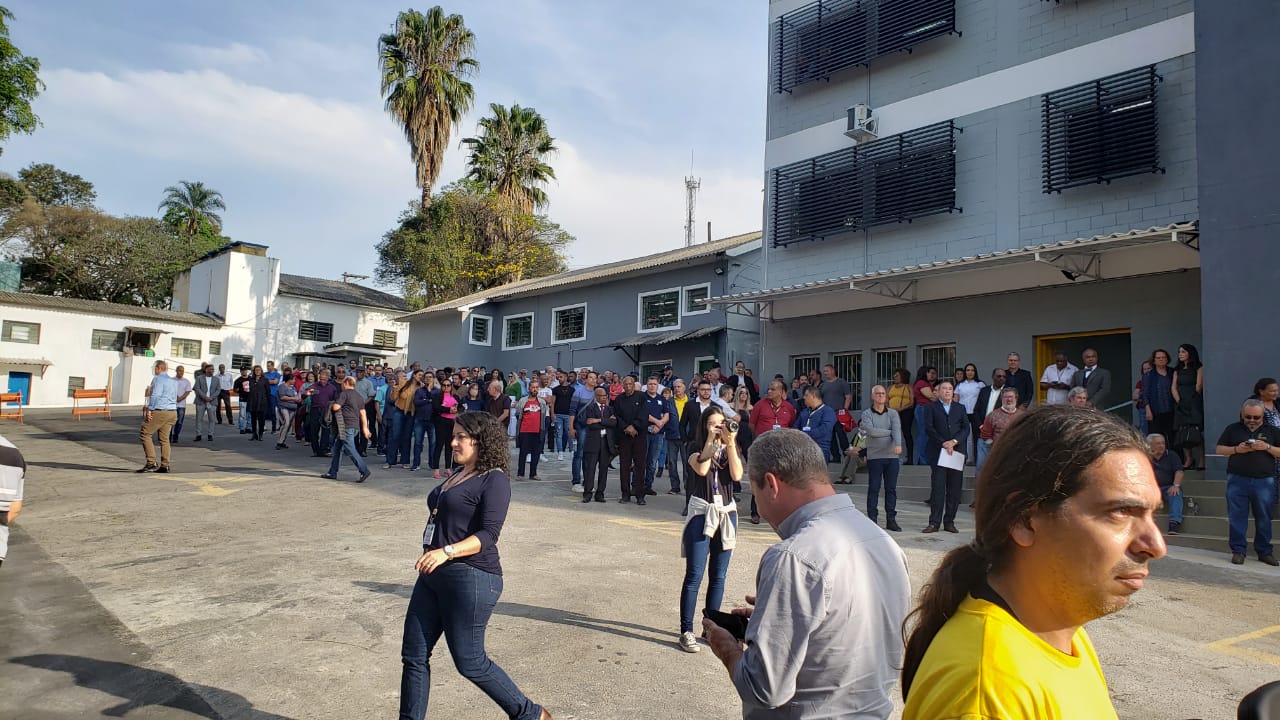 Várias pessoas acompanhando a inauguração da subprefeitura