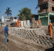 Muro de contenção em construção