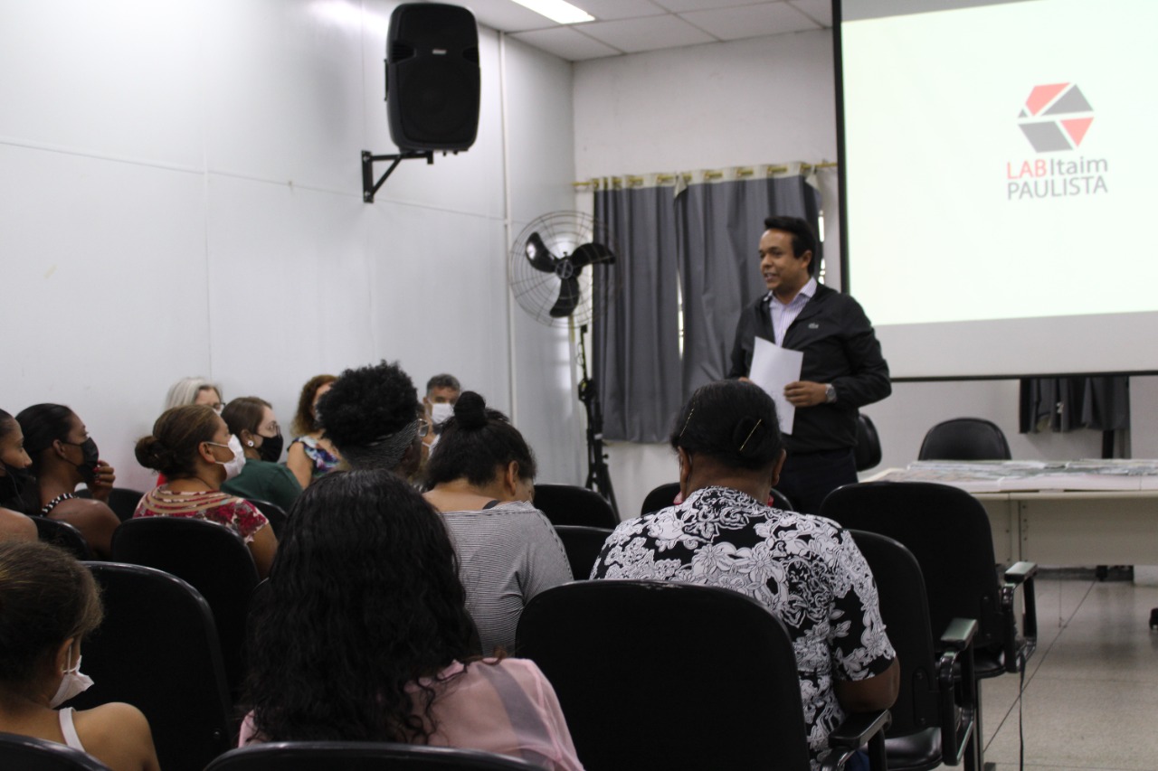 A imagem apresenta o Subprefeito do Itaim Paulista, Gilmar Santos falando com os representantes da Comunidade do Torresmo, localizada às margens do Córrego Lageado.