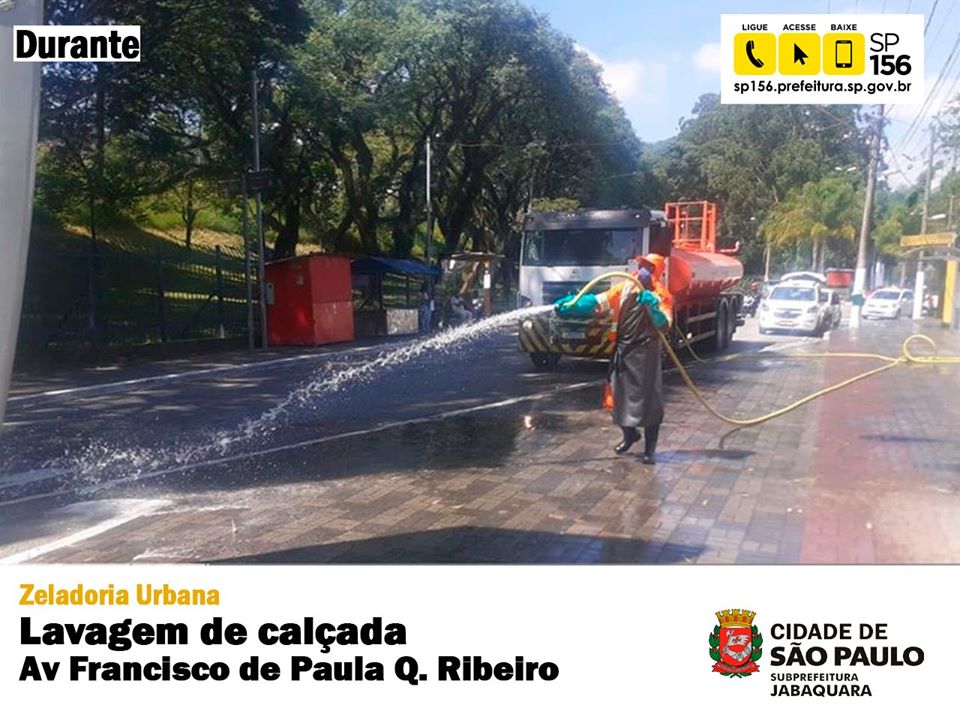 Funcionário da Prefeitura da Cidade de São Paulo lavando o passeio público.