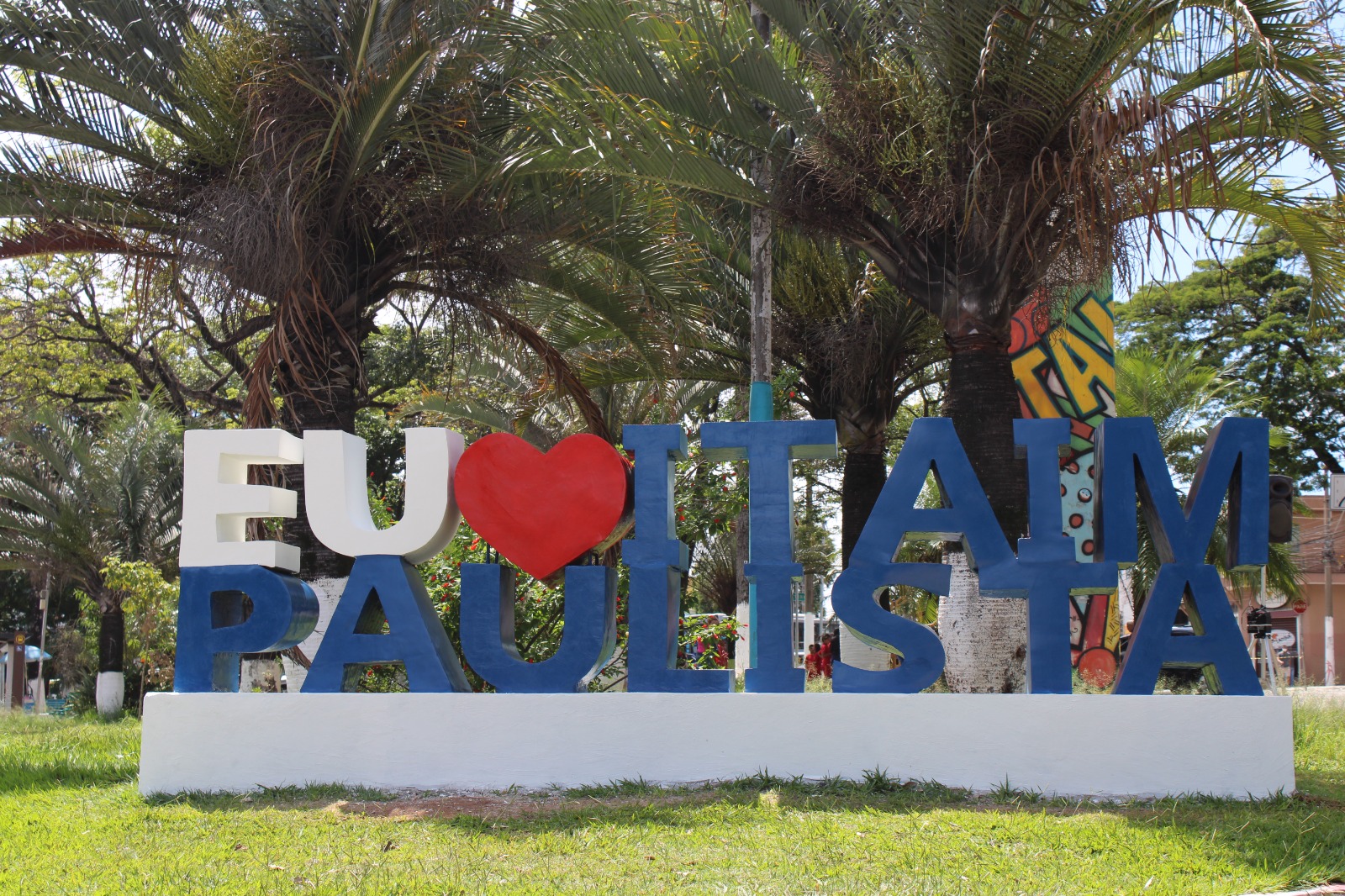 Na imagem aparece o letreiro "Eu amo o Itaim Paulista" inaugurado na Praça Lions Clube.