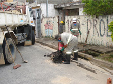 Equipe da Subprefeitura realiza limpeza manual de boca de lobo na rua do Expressionismo