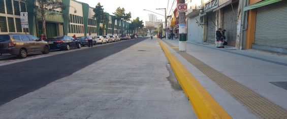 Foto do novo asfalto e da nova calçada da Rua Conrado Moreschi, que fica atrás do Mercado Municipal da Lapa.