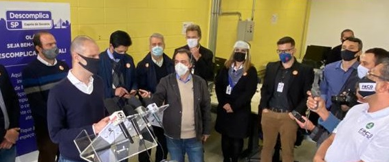 Prefeito Bruno Covas e diversas pessoas na coletiva de imprensa da inauguração da Descomplica SP Capela do Socorro.