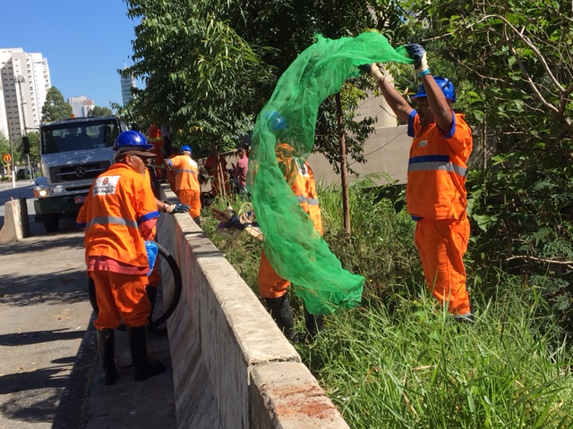 Funcionários da prefeitura fazem limpeza do córrego Água Espraiada
