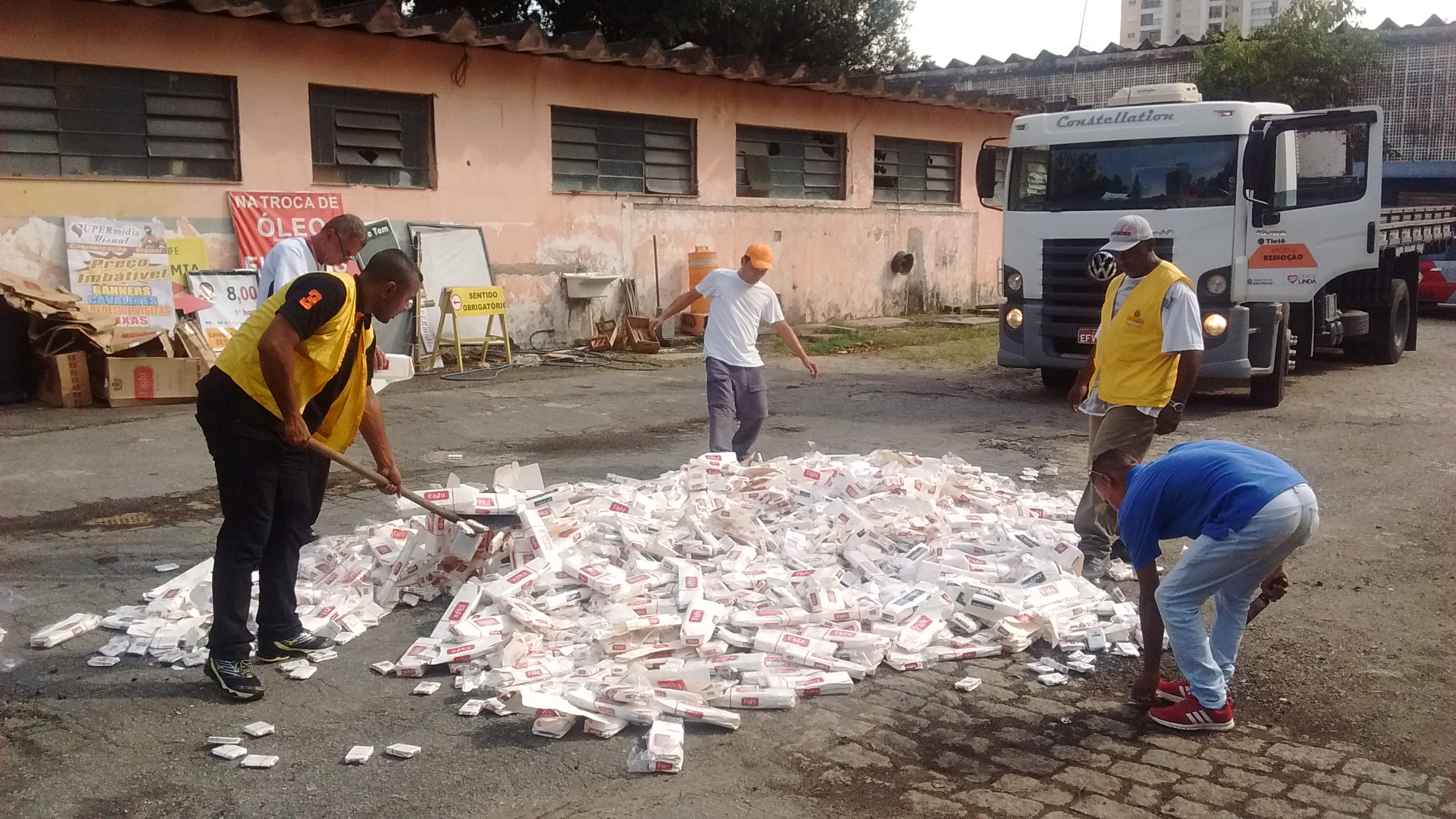 Funcionários da prefeitura destroem carga de cigarro falsificado