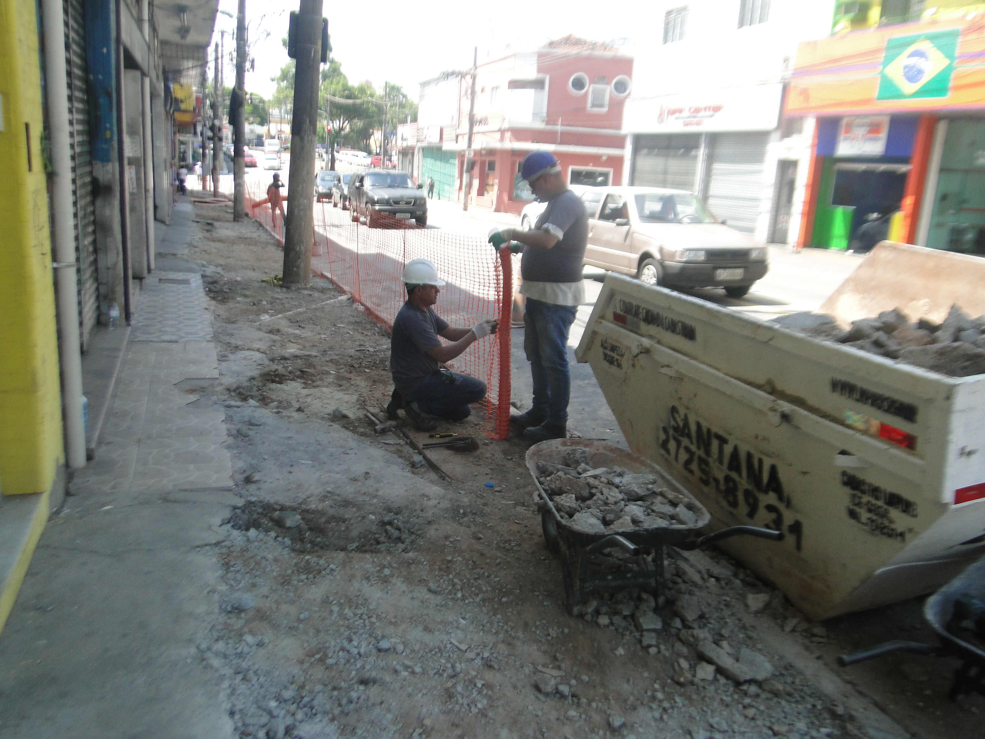 Operários trabalham na reconstrução da calçada da 19 de Janeiro