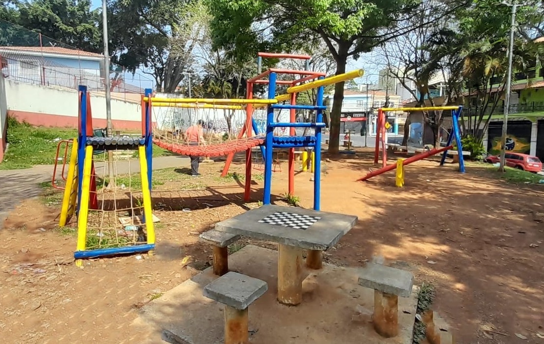 Vista geral do parquinho da Praça santíssima Trindade  recém pintado