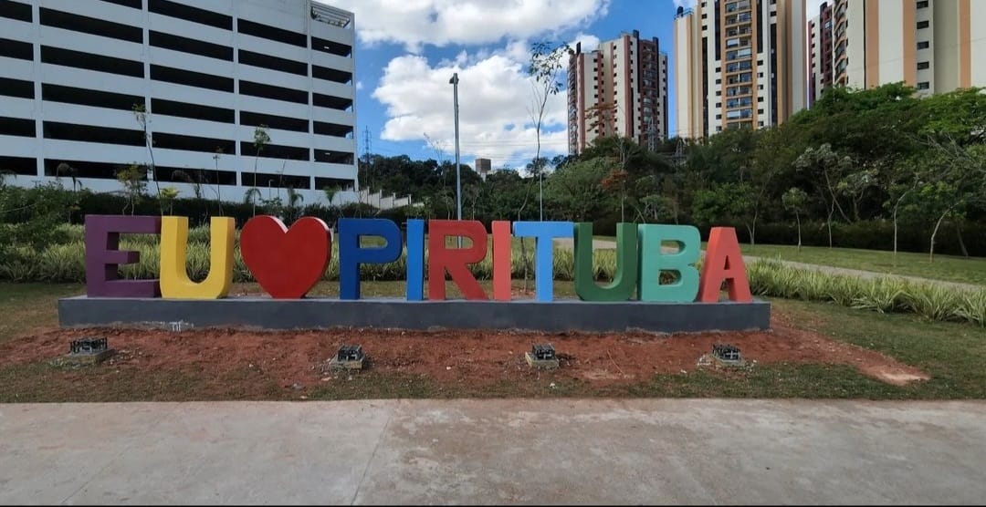 Letreiro de Pirituba escrito Eu amo Pirituba em letras grandes e coloridas