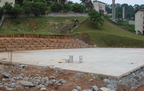 No Parque, quadra poliesportiva com arquibancada para a prática esportiva e o lazer da comunidade