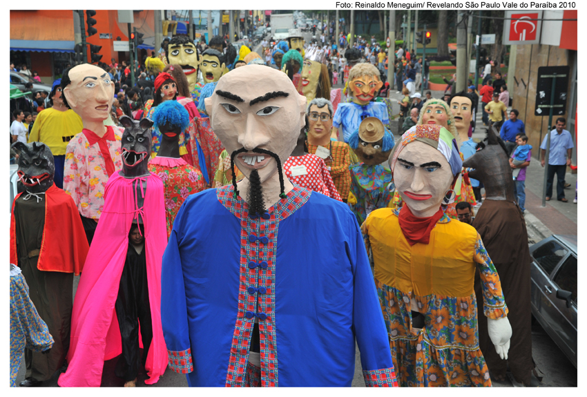 Desfile dos Bonecos de Rua e Cabeções são parte da cultura paulista