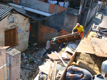 Equipes da Subprefeitura e Suvis realizam a limpeza de terreno abandonado na rua Dona Rosa Iório, na Freguesia do Ó.