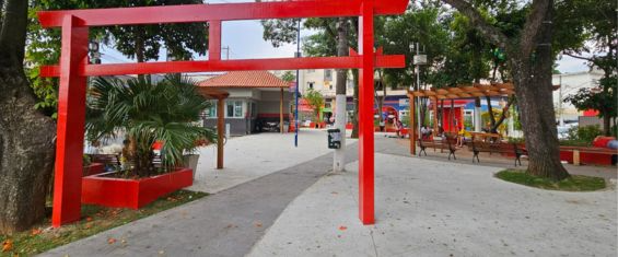 Imagem Geral da Praça com portão japonês na cor vermelha em destaque no 1ºplano