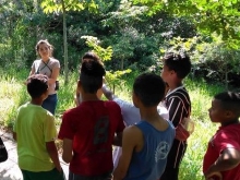 Educadora ambiental apresentando a área verde da região