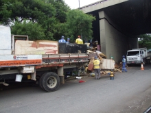 Viaduto Jabaquara: equipes de limpeza recolhem lixo e entulho