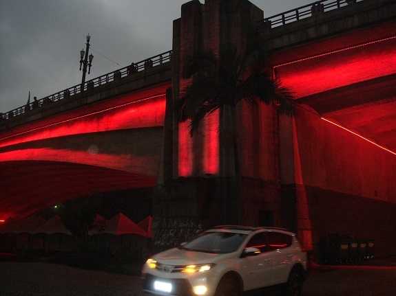 Prefeitura manterá iluminado em vermelho, durante todo o mês de junho, os seguintes monumentos: Viaduto do Chá, Biblioteca Mário de Andrade, Monumento às Bandeiras, Estátua Borba Gato e Ponte das Bandeiras