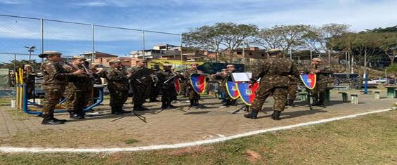 Imagem com 15 integrantes do Exército Brasileiro tocando seus instrumentos musicais na Praça dos Trabalhadores em Parelheiros