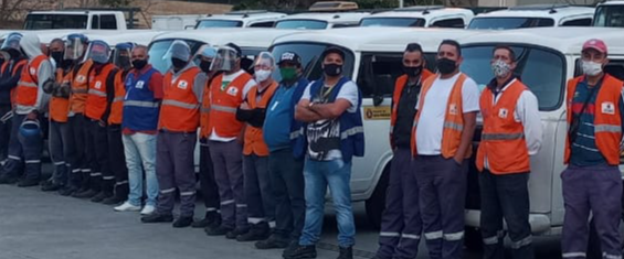 Imagem mostra funcionários uniformizados perfilados em frente aos carros que serão utilizados durante a fiscalização