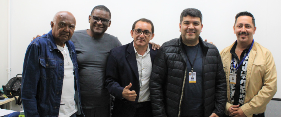 Na foto aparece ao centro, o Subprefeito Guilherme Henrique, ao lado dos jornalistas da região.
