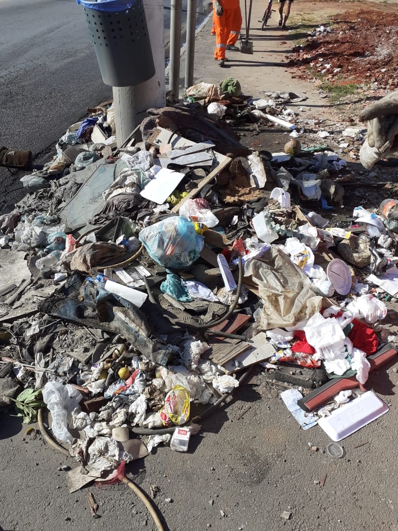 Monte de entulho e lixo seco na calçada, impede a passagem de pedestres.