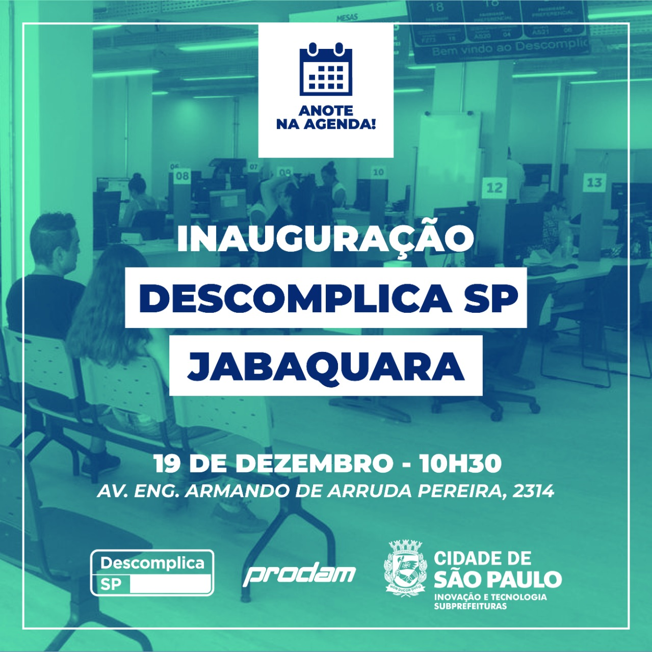 Foto com fundo verde em cima escrito note na agenda e logo abaixo inauguração descomplica SP Jabaquara 19 de dezembro - 10h30 Av. Eng. Armando de Arruda Pereira, 2314. No rodapé estão os logotipos do Descomplica SP, Prodam e da Secretaria de Inovação e Tecnologias