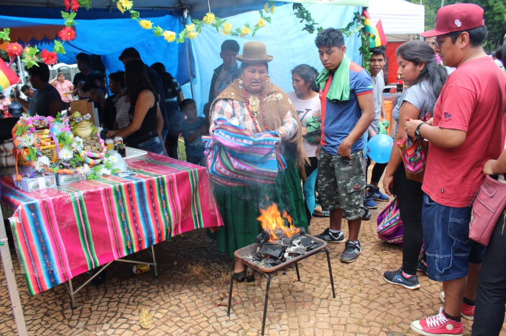 Foto colorida mostra pessoas participando da festa. Barraca enfeitada com decoração típica.