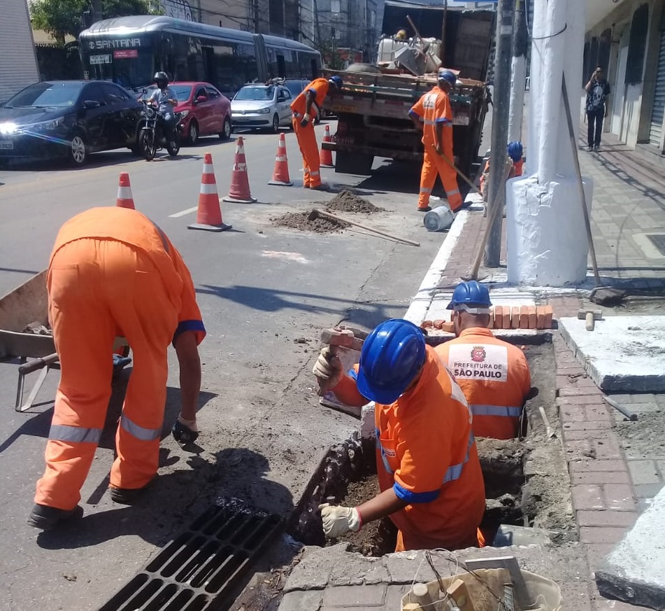 Uma rua com uma parte bloqueada, passando por manutenção com os servidores da prefeitura