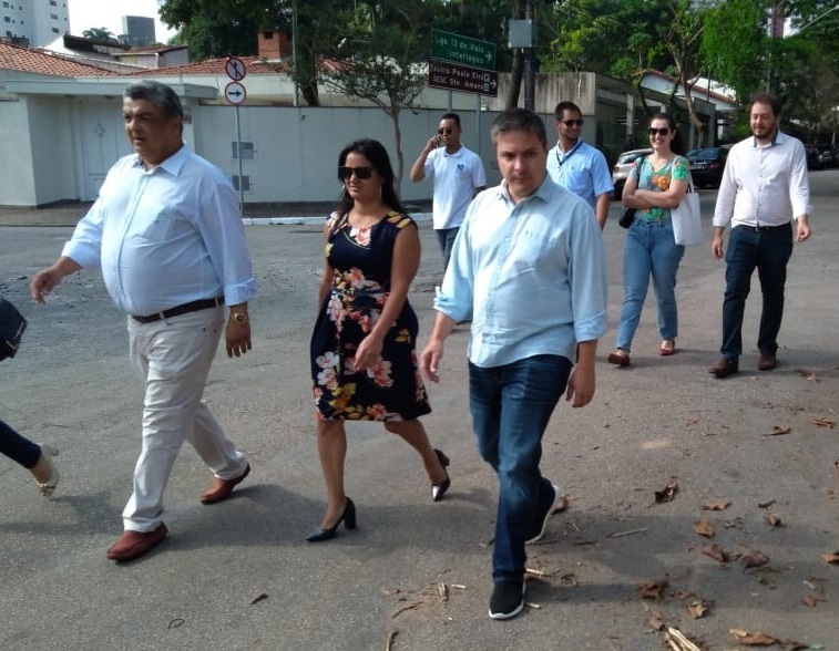 Foto mostra secretário Alexandre Modonezi, subprefeita Janaína Lopes, de Santo Amaro, subprefeito Caio Luz, do Ipiranga, com mais quatro pessoas, caminhando em rua de Santo Amaro.