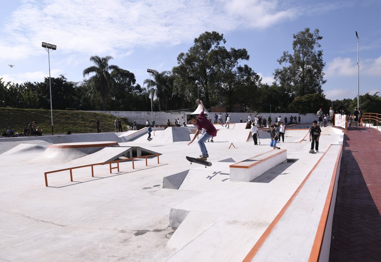 Foto colorida de um skatista andando na nova pista de skate do Parque do Chuvisco