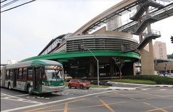 Imagem mostra ônibus passando em frente ao prédio Terminal Vila Prudente