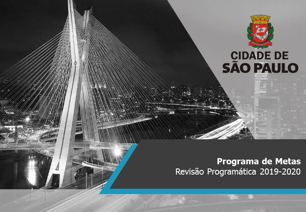 Ponte estaiada iluminada vista do alto com viadutos e prédios, ao lado esquerdo o brasão da Cidade de São Paulo