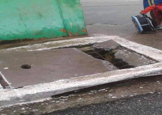 Tampa de bueiro da rua Arroio arapongas quebrada