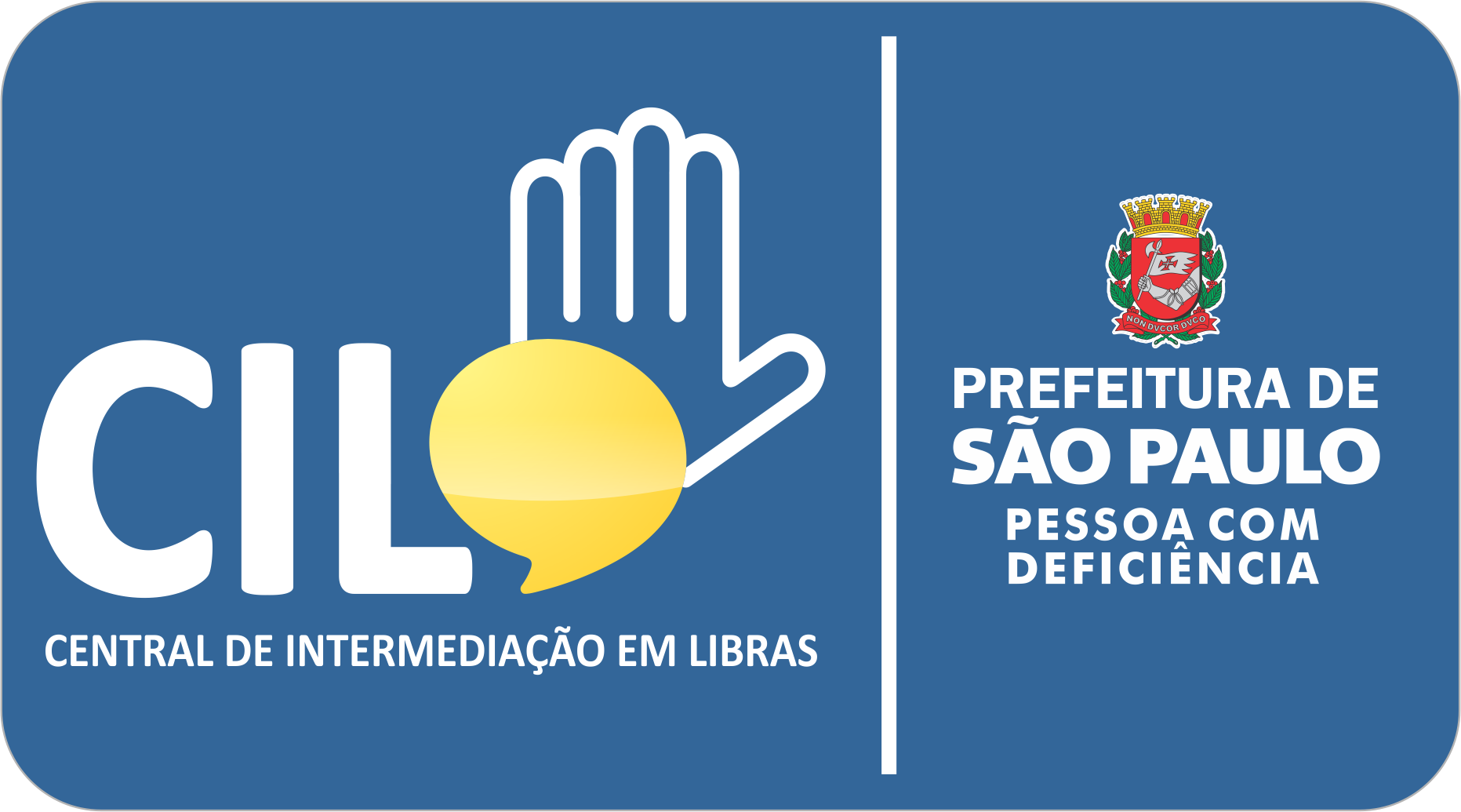No quadro azul dividido ao lado direito está  identificado o logo da prefeitura de São Paulo pela  secretaria da Pessoa com deficiência, e na esquerda o desenho de uma mão direita representa o C.I.L. Central de Intermediação em Libras