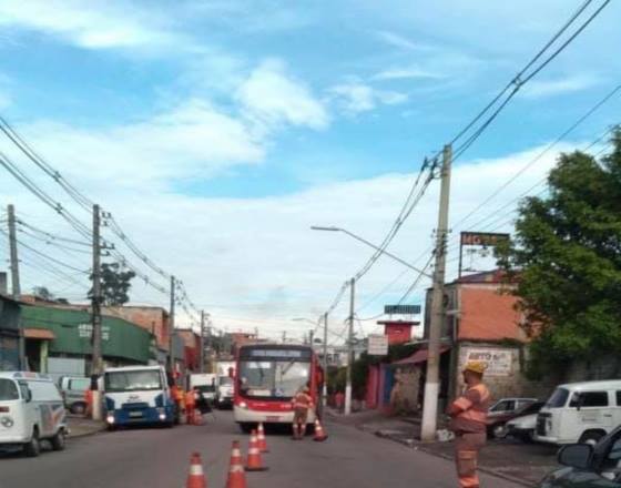 CET interdita o trânsito com cones para a segurança dos serviços