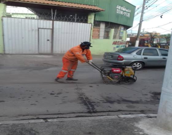 Equipe realiza serviços com a máquina para tapar o buraco