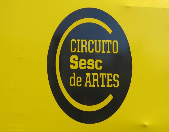 quadro amarelo com círculo central azul escuro infoma com letras amarelas o Circuito Sesc de artes